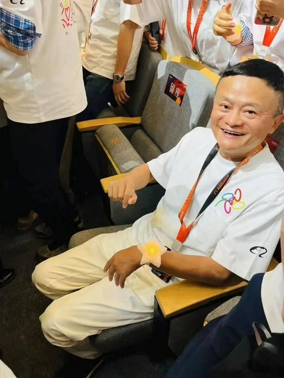 婆比邓文迪更狠的女人出现了…81岁世界首富找34岁中国老(图21)